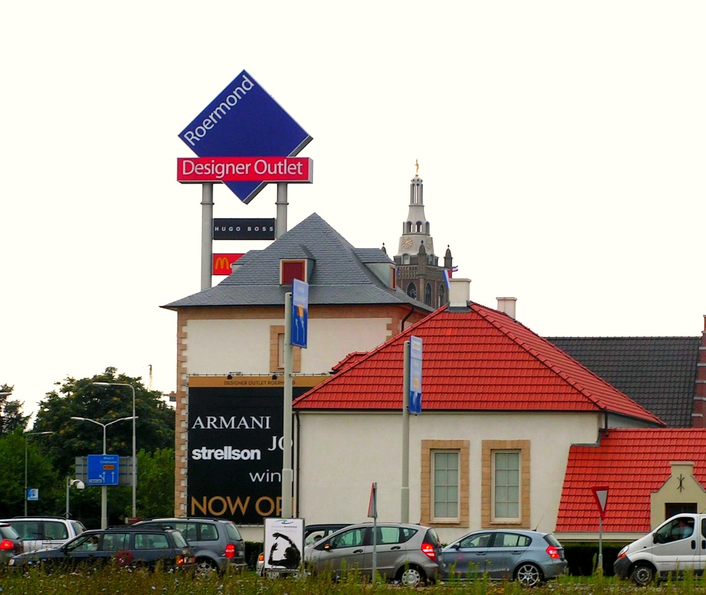 Eingang des Designer Outlet Roermond