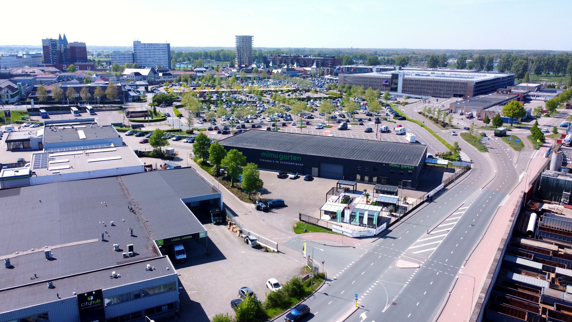 Luftaufnahme: Mimu Garten Showroom direkt neben dem Designer Outlet Roermond mit Parkplatz