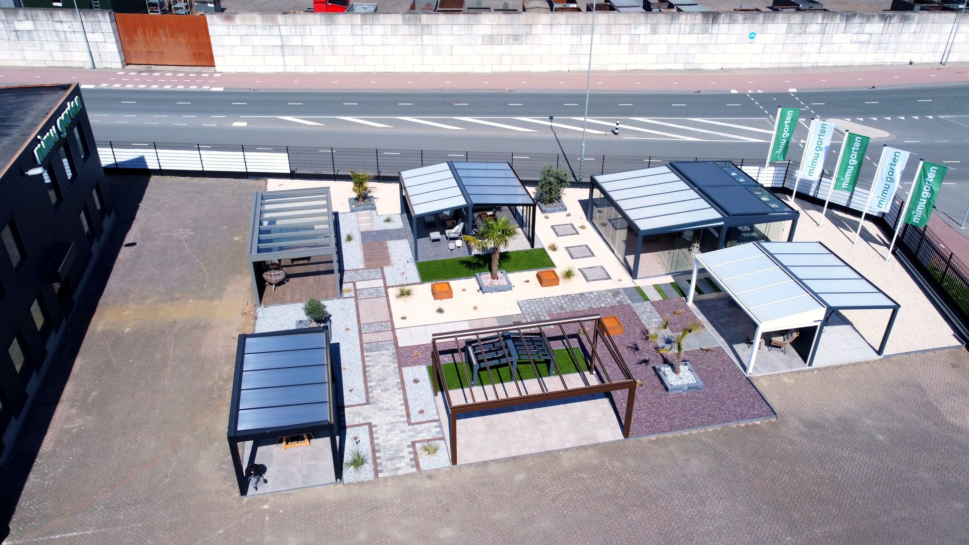 Aluminium-Terrassenüberdachungen im Showroom von Mimu Garten in Roermond – Standard und Pergamon Systeme mit Glas- und Polycarbonatdach